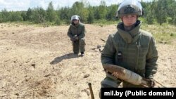 Белоруски воени инженери деминираат локација во близина на селото Паулаука во мај 2024 година.