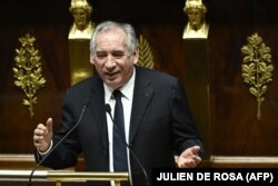 Premierul Francois Bayrou, de centru-dreapta, a fost propus de președintele Emmanuel Macron în ciuda faptului că partidele cu cel mai mare scor la alegeri au fost cele de stânga și de centru-dreapta.