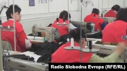 Илустрација: Работнички во текстилна фабрика во Тетово. Конфекција. 