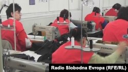 Платите во Македонија се меѓу најниските во текстилната индистрија. Илустрација: работнички во текстилна фабрика во Тетово