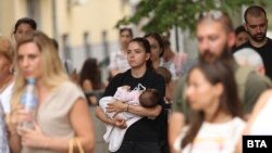 Демонстрация в защита на Антония Андонова пред входа на Медицински университет. Андонова подаде сигнал за насилие и грубо отношение по време на раждането ѝ.
