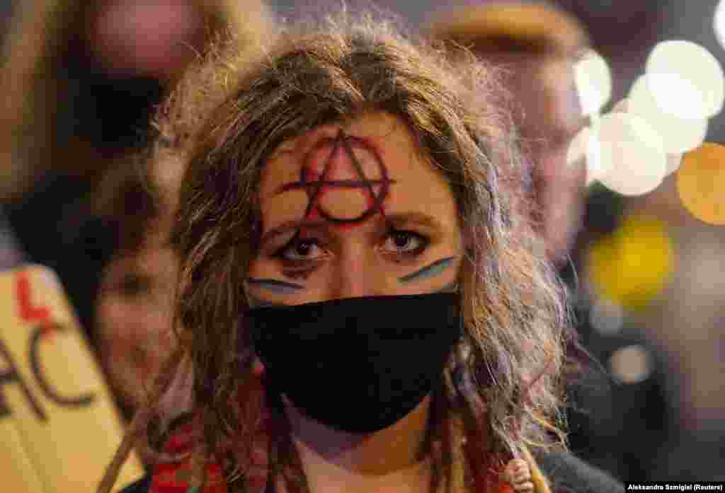 ПОЛСКА - Полските групи за правата на жените повикаа на дополнителни протести денеска, во знак на револт поради смртта на една жена на која и беше одбиен абортусот според забраната за абортус во земјата. Жената, која почина во септември, беше бремена во 22 недела кога отишла во болница, поради истекување на плодовата вода.