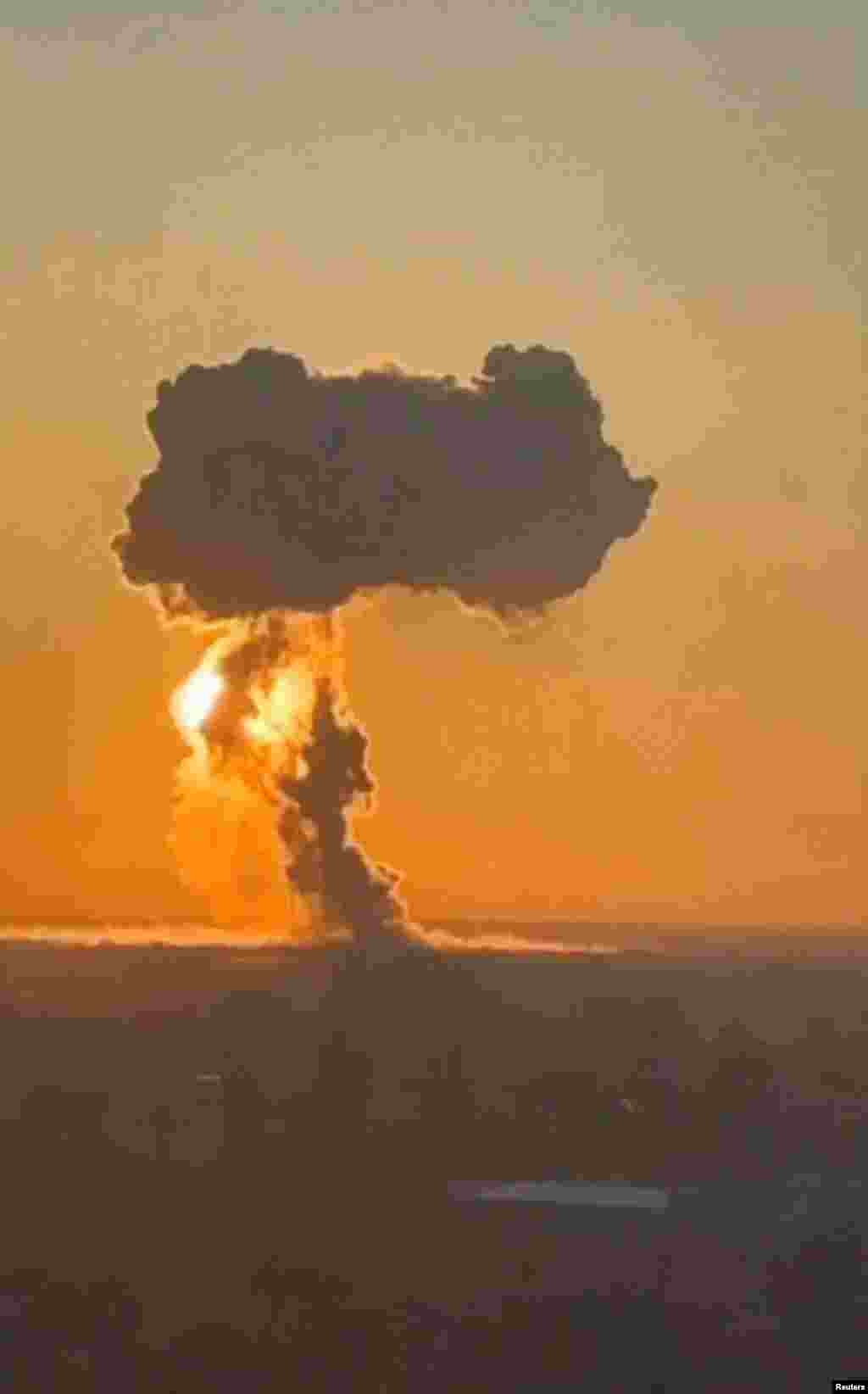 სოკოს ფორმის ღრუბელი 20 მარტს რუსეთის ენგელსის საავიაციო ბაზაზე მას შემდეგ, რაც უკრაინულმა უპილოტო თვითმფრინავებმა ბაზაზე საბრძოლო მასალის შესანახ ობიექტებს დაარტყეს.