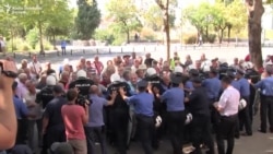 Podgorica: Bivši radnici KAP-a pokušali na silu ući u Skupštinu