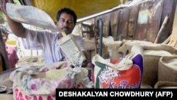 Индија - Маж продава ориз на пазар. 