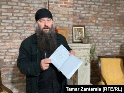 ეპისკოპოს სტეფანეს პრესკონფერენციის შემდეგ მედიას შეხვდნენ მისგან დასჯილი სასულიერო პირებიც. ბერმა ათინოგენმა შეხვედრამდე თქვა, რომ რამდენიმე გვერდი შენიშვნები ჩამოწერა ეპისკოპოსის ბრიფინგისას.