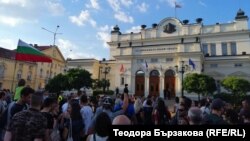 Протест пред Народното събрание срещу промените в Закона за черноморското крайбрежие
