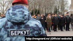 Od 25 pripadnika Berkuta osumnjičenih da su pucali na nenaoružane demonstranate u februaru 2014., 21 je pobjegao na Krim ili u Rusiju, gdje je 15 dobilo državljanstvo, a troje azil.