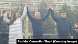 Ana Maria Gavrilă, Călin Georgescu și George Simion la mitingul împotriva Guvernului Ciolacu din martie 2025.