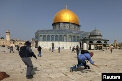 Protestat pranë xhamisë Al-Aksa në Jerusalem. Ky tempull është vendi i tretë i shenjtë për myslimanët.