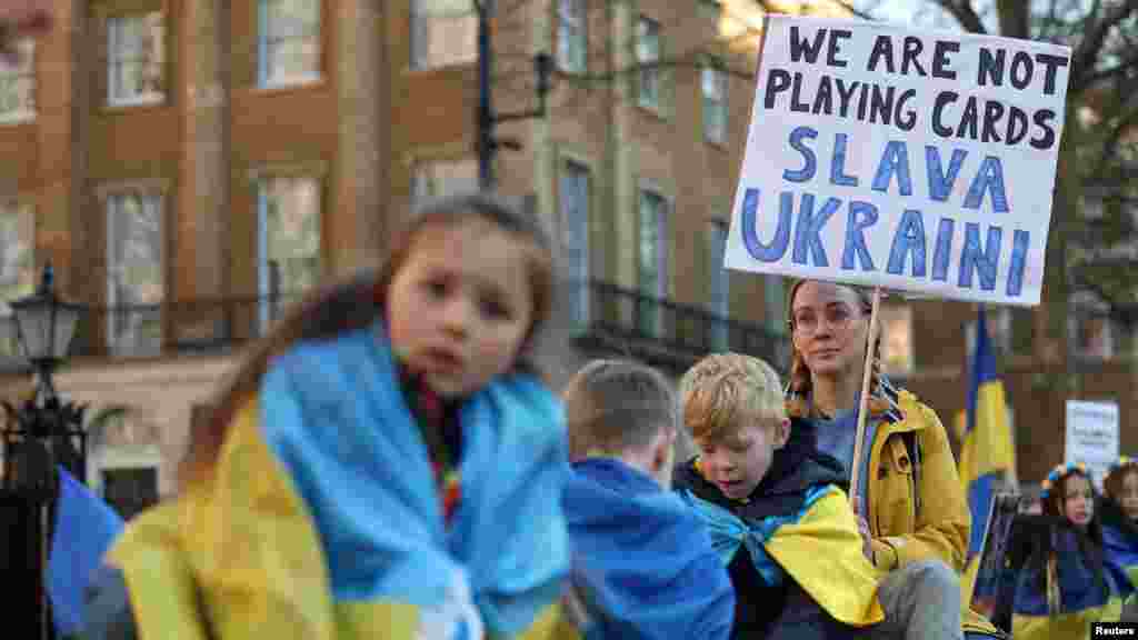 Mi nem kártyázunk &ndash; áll egy londoni tüntető plakátján, aki az az európai biztonságról szóló csúcstalálkozó napján a Downing Street előtt tiltakozott Oroszország agressziója és trumpista kezelése ellen. A felirat a botrányos Trump&ndash;Zelenszkij-találkozóra utal, amelyben az amerikai elnök azzal vádolta Zelenszkijt, hogy emberek életével játszik (kártyázik)