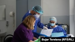 Infermierët në Klinikën Infektive në Prishtinë më 26 gusht 