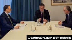 Glavni pregovarač Kosova Besnik Bislimi i Srbije Petar Petković tokom pregovora u Briselu 17. decembra 2024. Strane su postigle dogovor o zvaničnim posetama 2014. godine.