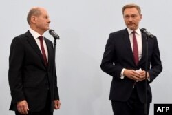 Divergențele pe tema politicii bugetare și economice au mărit prăpastia dintre partenerii de coaliție din Germania. Cancelarul Olaf Scholz (st) l-a demis pe ministrul Finanțelor, Christian Lindner (dr), în noiembrie.