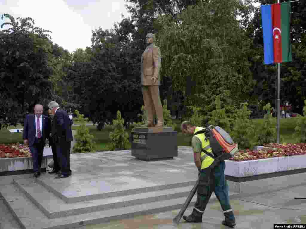 Spomenik nekadašnjem predsedniku Azerbejdžana i diktatoru Hajdaru Alijevu u Beogradu