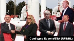 От ляво надясно: директорът на „Боташ“ Бюрхан Йозджан, тогавашната директорка на „Булгаргаз“ Деница Златева, директорът на „Булгартрансгаз“ Владимир Малинов, тогавашният министър на енергетиката Росен Христов и президентът Румен Радев. Колаж