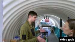 მიწისქვეშა ჰოსპიტლის საოპერაციო ოთახი, რომელიც სპეციალურ მოდულურ კონტეინერში მდებარეობს. წინა პლანზე მარცხნივ რომან კუზიკი