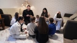 „La mine întotdeauna e 8 martie”. Ce oferă și ce primește în schimb mama unei case de copii de tip familial