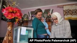 Szavazás egy nyugat-ukrajnai faluban 2015-ben