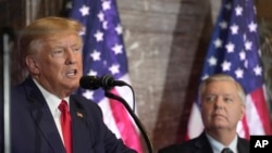 Senatorul Graham înfățișat aici într-un eveniment de campanie a lui Donald Trump a avut mereu o relație instabilă cu acesta, oscilând de la apropiată la negativă