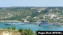 Корабли Черноморского флота России в Нефтяной бухте аннексированного Севастополя, май 2022 года