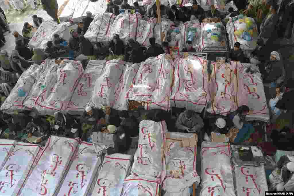 Pakistan - Muslimani Šiiti okupljeni oko tijela nastradalih u bombaškom napadu u Quetti, 18. februar 2013. Foto: AFP / Banaras Khan 