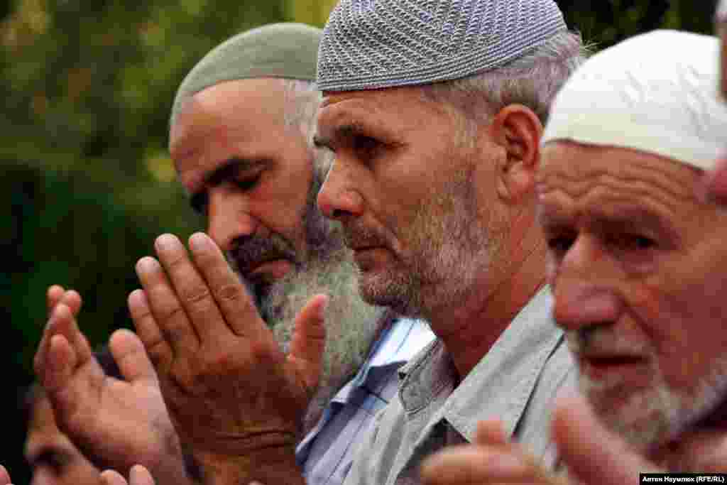 Коллективная молитва или Дуа о возвращении всех арестованных и пропавших крымских татар. Дуа – единственное действие, с помощью которого крымские татары могут протестовать против преследований со стороны российских спецслужб