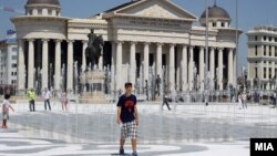 Pamje nga një shesh në Shkup, që është pjesë e projektit "Shkupi 2014".