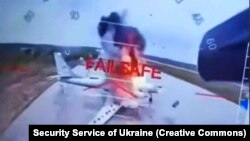 Fragment i shkëputur nga videoja e publikuar nga SBU-ja që shfaq goditjen e një bombarduesi rusë në bazën ajrore Belaja në Irkutsk. 