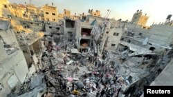 პალესტინელები ნანგრევებში მსხვერპლს ეძებენ ჯაბალიის ლტოლვილთა ბანაკში. 18 ნოემბერი, 2023. 