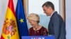 Președinta Comisiei Europene, Ursula von der Leyen, stânga, și prim-ministrul Spaniei Pedro Sánchez părăsesc scena după o conferință de presă în timpul unui summit UE la Madrid, Spania, sâmbătă, 3 iulie 2023.