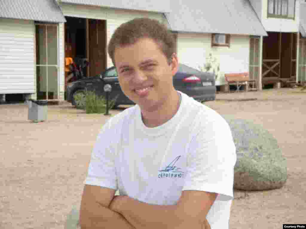 Фигурант "Болотного дела" Федор Бахов обвиняется по статье "участие в массовых беспорядках", отпущен из СИЗО под подписку о невыезде в ноябре 2012 года 