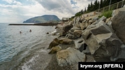 Пляж в Алуште, иллюстративное фото 