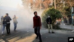 Pamje të studentëve duke protestuar kundër qeverisë në Iran.