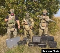 Российские военные с "гуманитарной" помощью