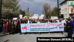 Protesta e mbajtur në Prishtinë më 5 prill kundër shtrenjtimit të energjisë elektrike. 