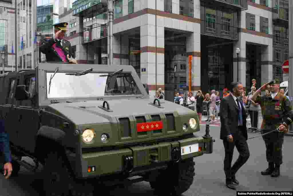 Король Бельгії Філіпп І вітає війська та глядачів параду