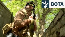 Trupat ukrainase patrullojnë qytetin mes sulmeve të vazhdueshme