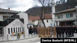 „Ko u ovoj zemlji zaboravi stanicu Štrpci i 27. februar 1993. odustao je od budućnosti', piše na spomeniku žrtvama