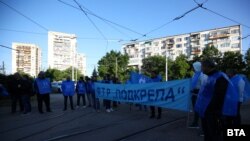 Служители на наземния градски транспорт в столицата протестират пред трамвайно депо "Красна поляна".