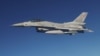 Archív kép egy F-16-os vadászgépről a NATO légvédelmi gyakorlatán a közép-lengyelországi Lask légibázis közelében, 2022. október 12-én