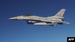 Archív kép egy F-16-os vadászgépről a NATO légvédelmi gyakorlatán a közép-lengyelországi Lask légibázis közelében, 2022. október 12-én