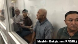 Солдан оңға қарай: Нұрлан Темірғалиев, Фазылжан Сыдықов, Айдар Мүбәраков, Нұрлан Жауылбаев сот залында. Алматы, 17 шілде, 2025 жыл.