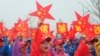 Nekik nincs mitől tartaniuk – hazafias dalokat éneklő felvonulók Hangcsouban 2019. szeptember 15-én
