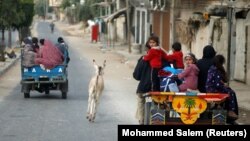 Palestinici beže iz svojih domova tokom izraelskih vazdušnih i artiljerijskih napada na Gazu, 14. maj