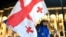 Подржувач на опозицијата во Тбилиси на 4 Ноември 2024