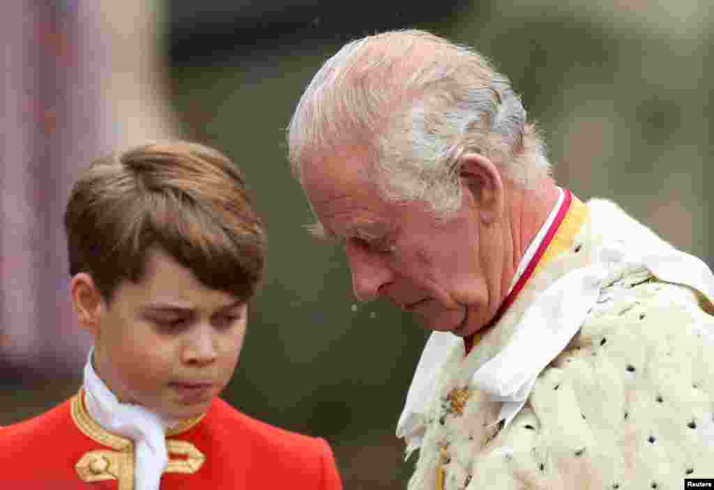 Regele Charles și Prințul George al Marii Britanii stau în timpul ceremoniei de încoronare de la Westminster Abbey, în Londra, Marea Britanie, 6 mai 2023. REUTERS/Henry Nicholls IMAGINI TPX ALE ZILEI