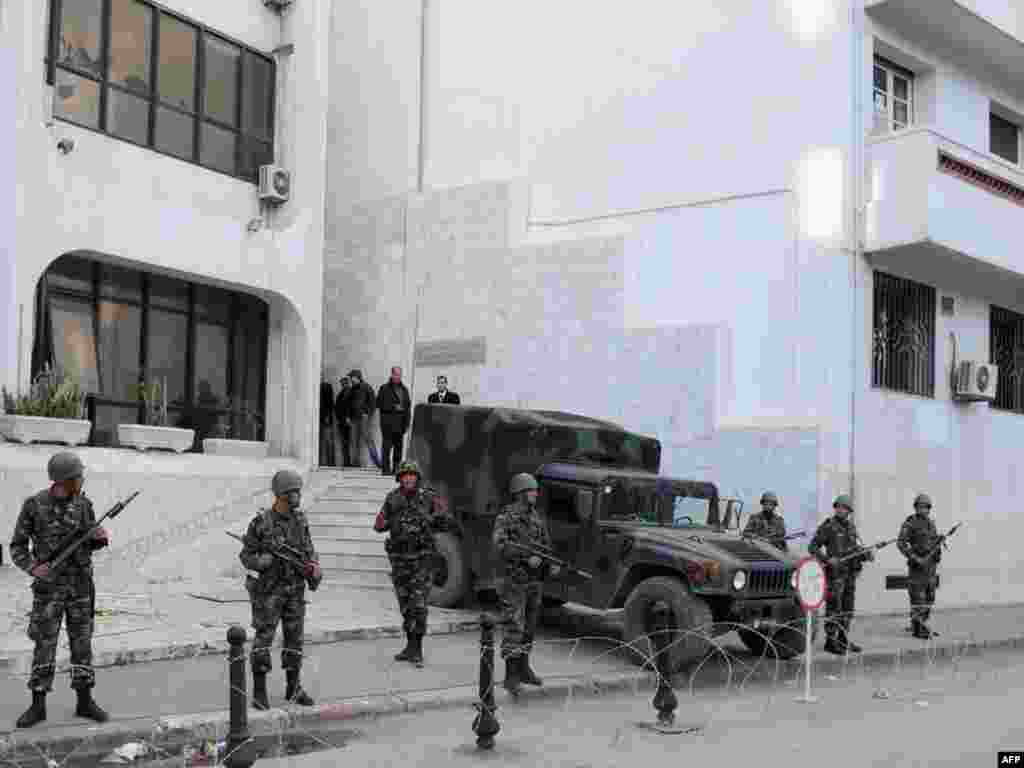 Vojska u centru Tunisa, 13. januara 2011