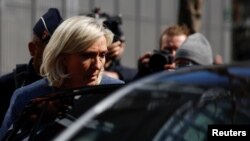 Francuska ultradesničarka, članica parlamenta Marine Le Pen napušta sudnicu u Parizu, 31. mart 2025.