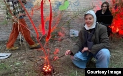 Настя украшает пространство